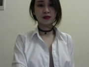 清純正妹直播毫不吝嗇展露白皙奶子